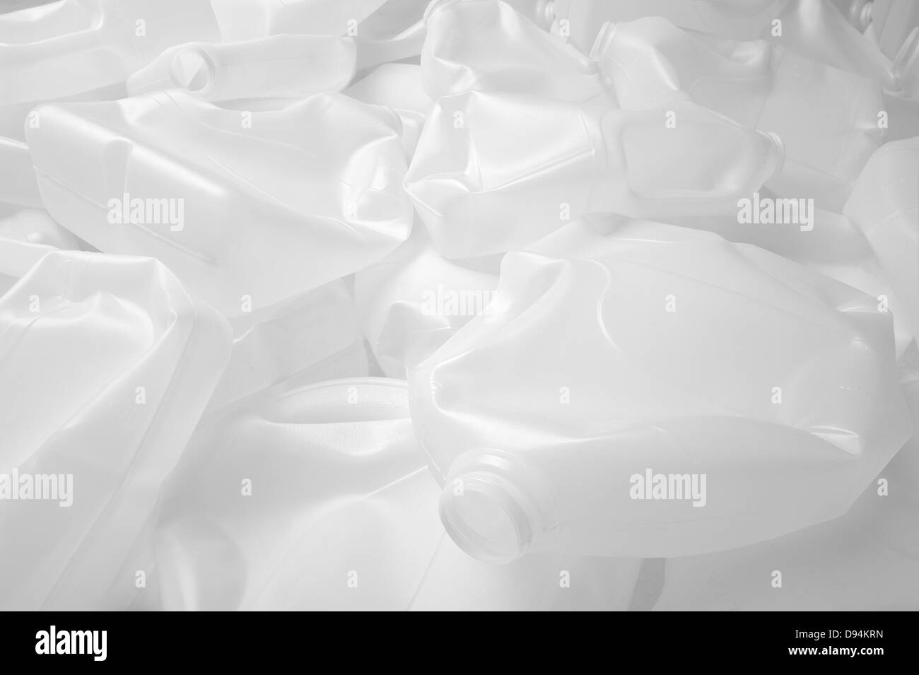 Les contenants de lait en plastique recyclable nécessité de recycler l'énergie limitée en raison de l'approvisionnement en pétrole devenir semi-cristallin d'enfouissement des déchets Banque D'Images