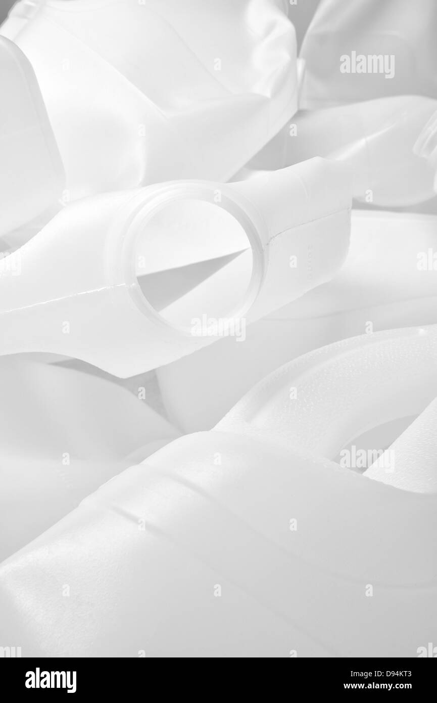 Les contenants de lait en plastique recyclable nécessité de recycler l'énergie limitée en raison de l'approvisionnement en pétrole devenir semi-cristallin d'enfouissement des déchets Banque D'Images