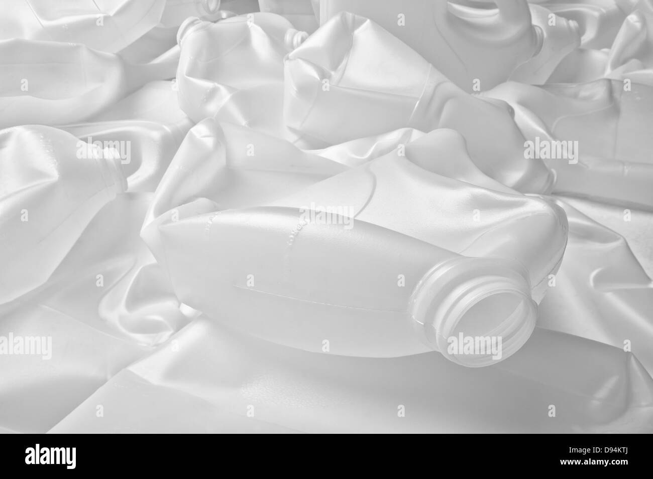 Les contenants de lait en plastique recyclable nécessité de recycler l'énergie limitée en raison de l'approvisionnement en pétrole devenir semi-cristallin d'enfouissement des déchets Banque D'Images