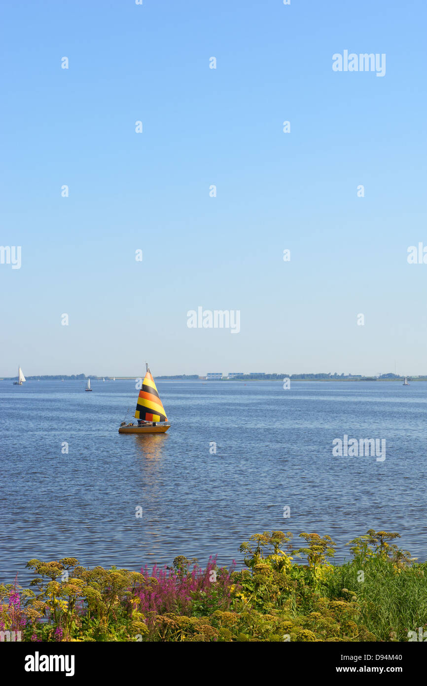 Grand lac paysage avec bateau de couleurs en allemand Banque D'Images