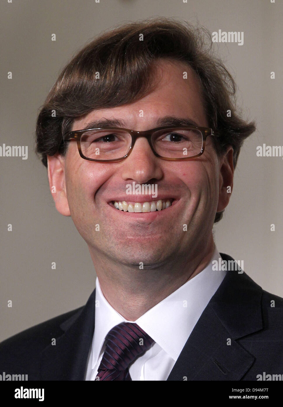 Economist Jason Furman sourit tandis qu'il écoute du personnel au cours d'une annonce à la salle à manger d'état de la Maison Blanche à Washington, DC, USA, 10 juin 2013. Le président des États-Unis Barack Obama a nommé Furman pour succéder à Alan Krueger en tant que président du Conseil des Conseillers économiques. Photo : Alex Wong / Piscine via CNP Banque D'Images