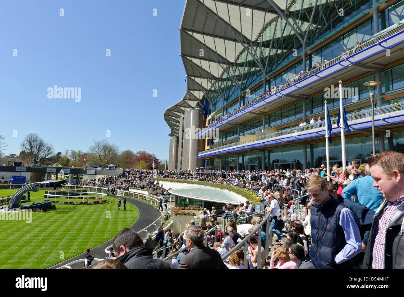 Des spectateurs à l'Hippodrome d''Ascot, Angleterre, Royaume-Uni. Banque D'Images