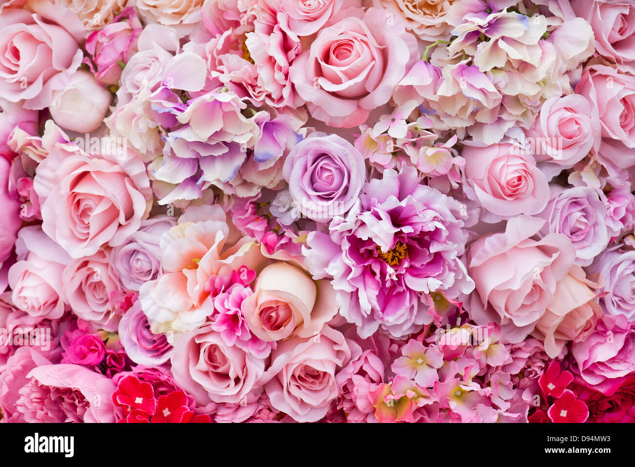 Floral background. Lot de fleurs artificielles en composition colorée Banque D'Images