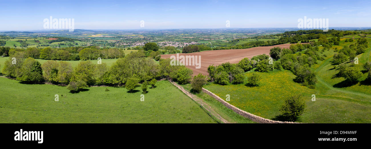 Une vue panoramique du sommet du Broadway Tower, Worcestershire Royaume-uni - Le village de Cotswold Broadway est au milieu de la distance. Banque D'Images