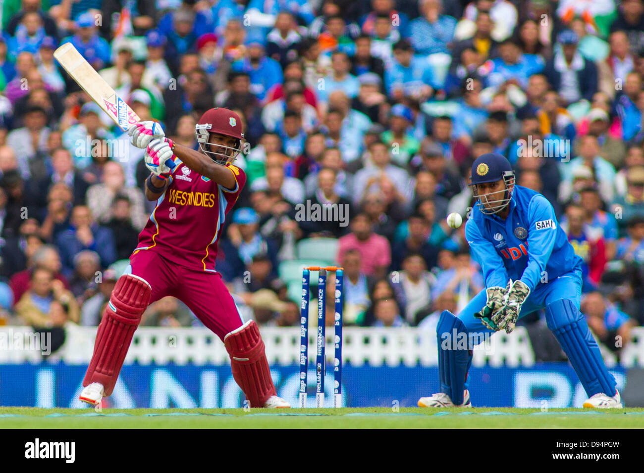 Londres Angleterre 11 Juin West Indies Darren Bravo Et Celui De L Inde Mahendra Singh Dhoni Au Cours De L Icc Champions Trophy International Cricket Match Entre L Inde Et Des Antilles A