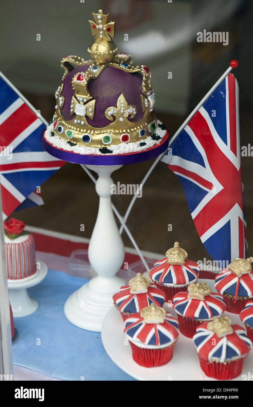 Petit Cake Shop Window display pour célébrer le Jubilé de diamant de la Reine. Banque D'Images