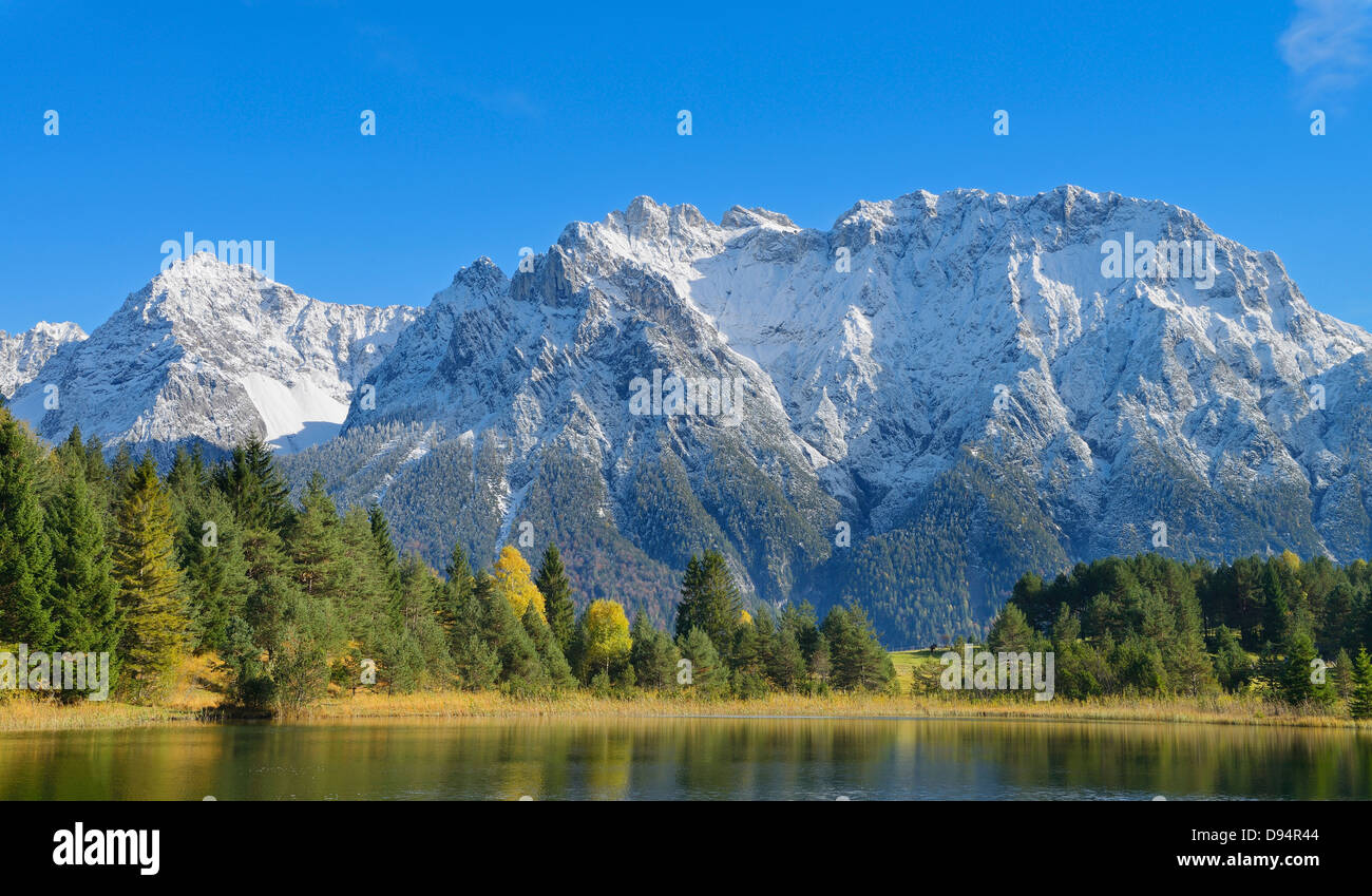 Lake Luttensee avec Karwendel, près de Mittenwald, Werdenfelser Land, Upper Bavaria, Bavaria, Germany Banque D'Images