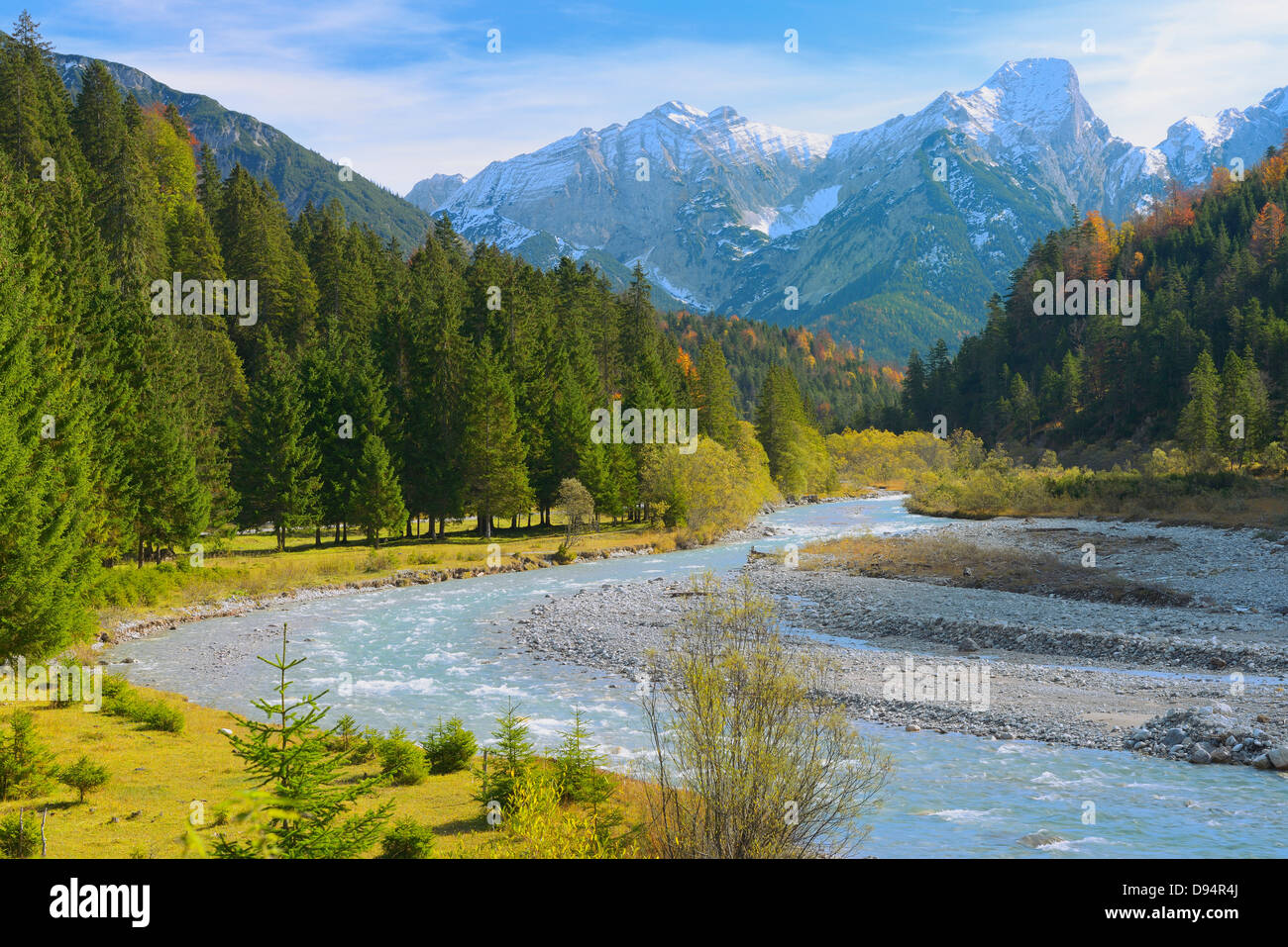 River Valley avec Karwendel, près de Garmisch-Partenkirchen, Upper Bavaria, Bavaria, Germany Banque D'Images