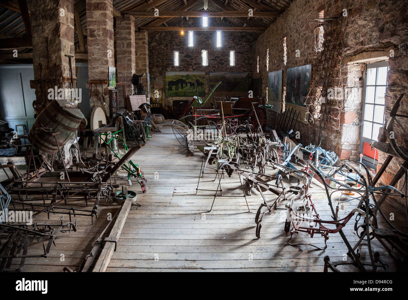 L'intérieur du musée de machines agricoles grange à Dalemain House, près de Ullswater, Lake District, Cumbria Banque D'Images