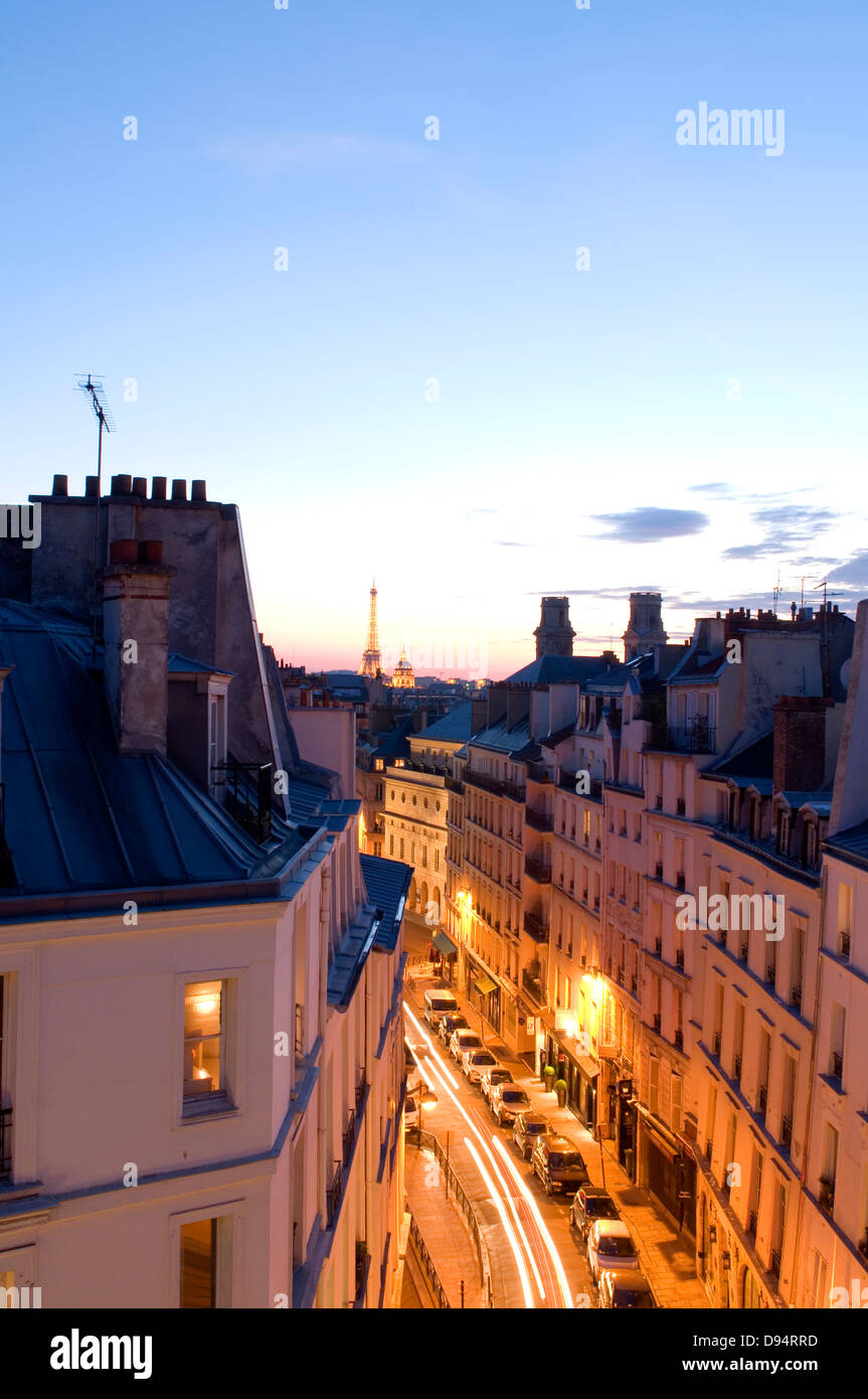 Nuit lumières traces légères traînées mouvement voitures crépuscule soir crépuscule toits Paris France Europe quartier résidentiel Lat Banque D'Images