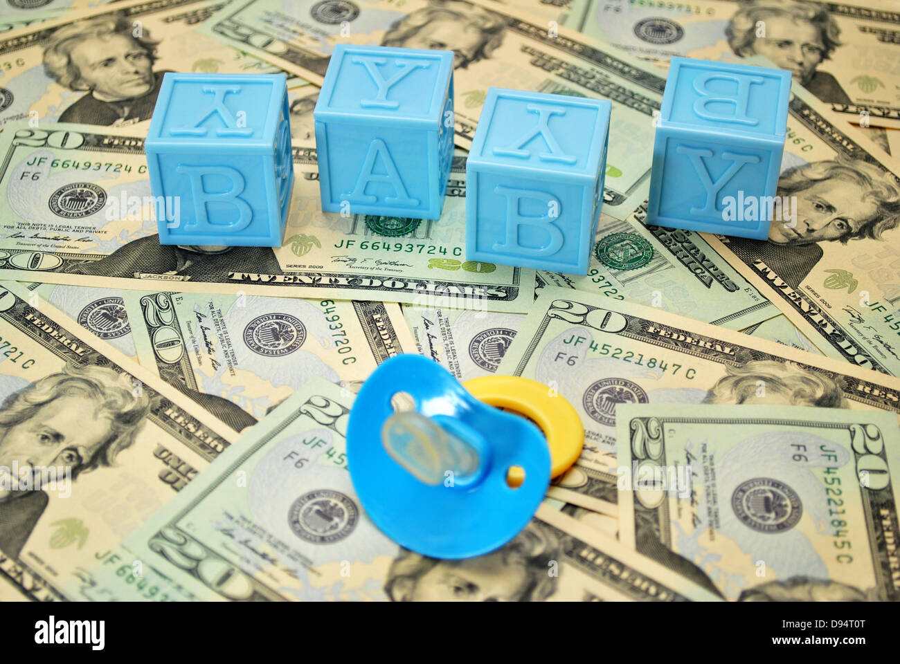 Bébé bleu avec des blocs sur la sucette de trésorerie américains Banque D'Images