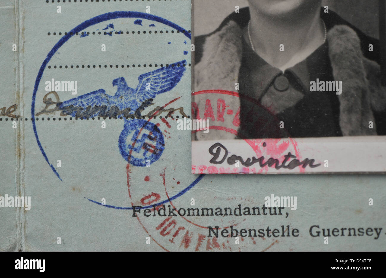 Carte d'identité de l'occupation de Guernesey ww2 avec croix gammée eagle stamp Banque D'Images