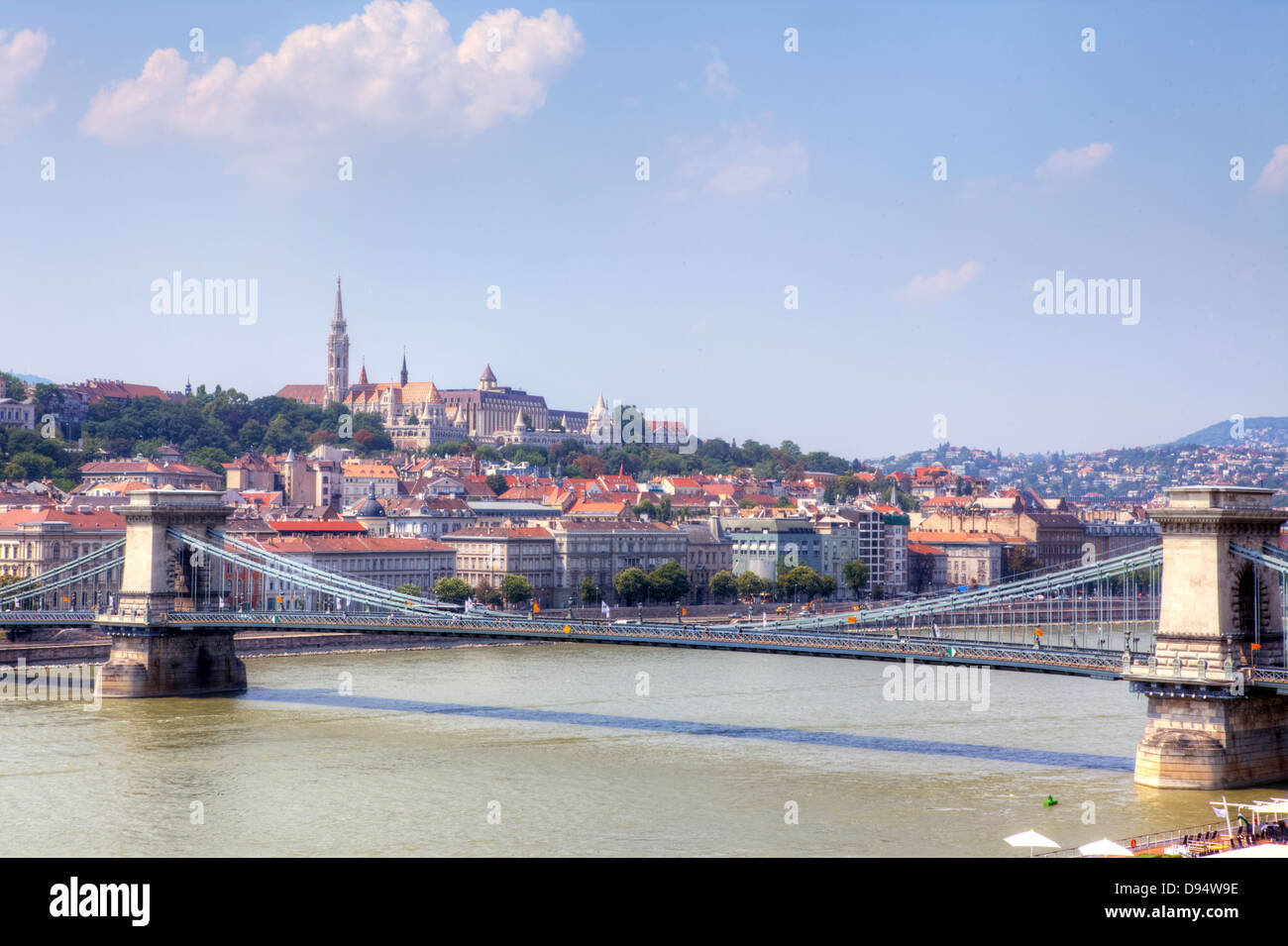 Vue sur le Pont des Chaînes et le quartier du château de Budapest, Hongrie. Banque D'Images