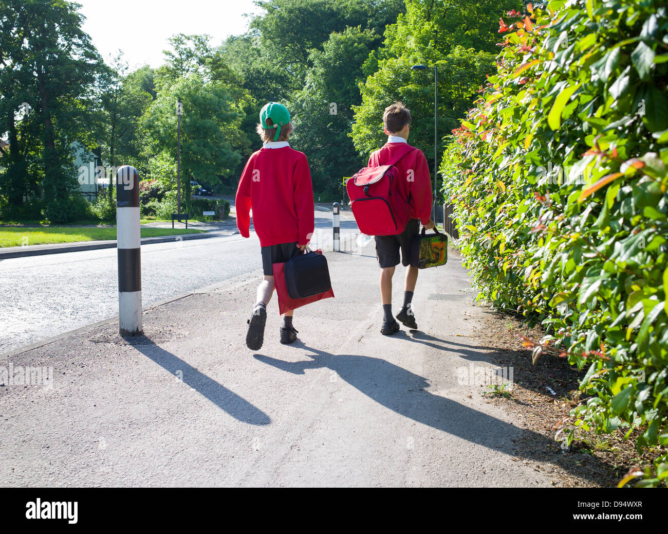 Deux jeunes garçons à l'école à pied Banque D'Images