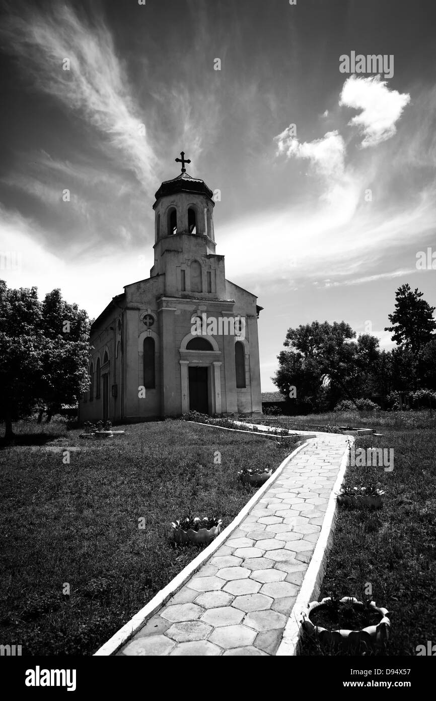 Vertical noir et blanc paysage l'église bulgare dans petit village Banque D'Images