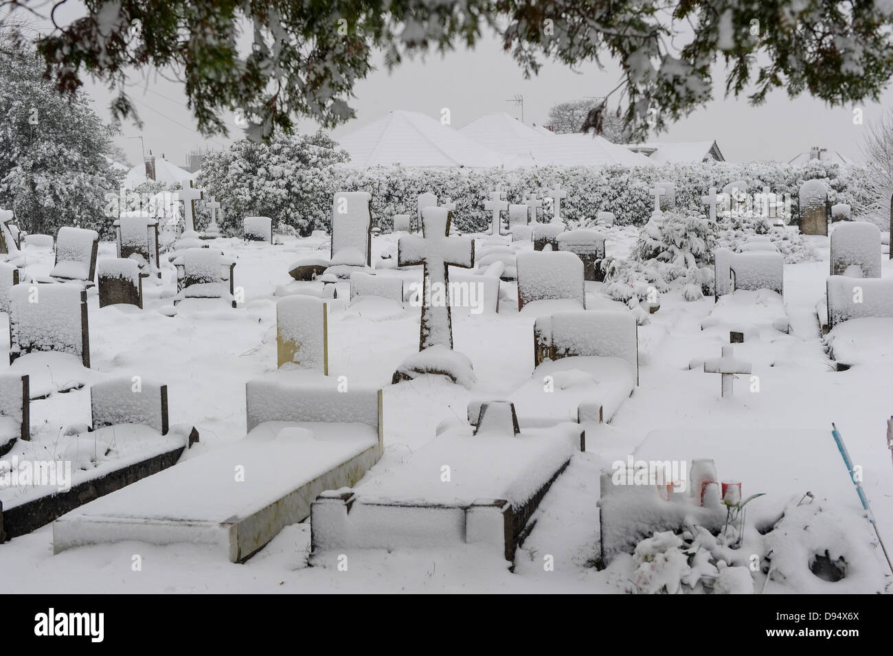 La neige a couvert des sépulcres en cimetière hollybrook à Southampton Banque D'Images