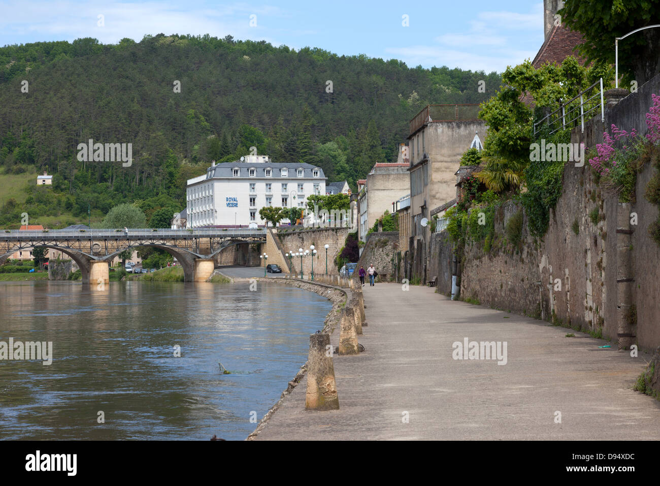 La rivière Vézère dans le village de La Bugue dordogne perigord Region de France Banque D'Images