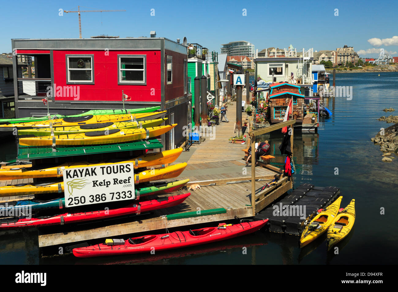 Kayaks et bateaux à Fisherman's Wharf marina-Victoria, Colombie-Britannique, Canada. Banque D'Images