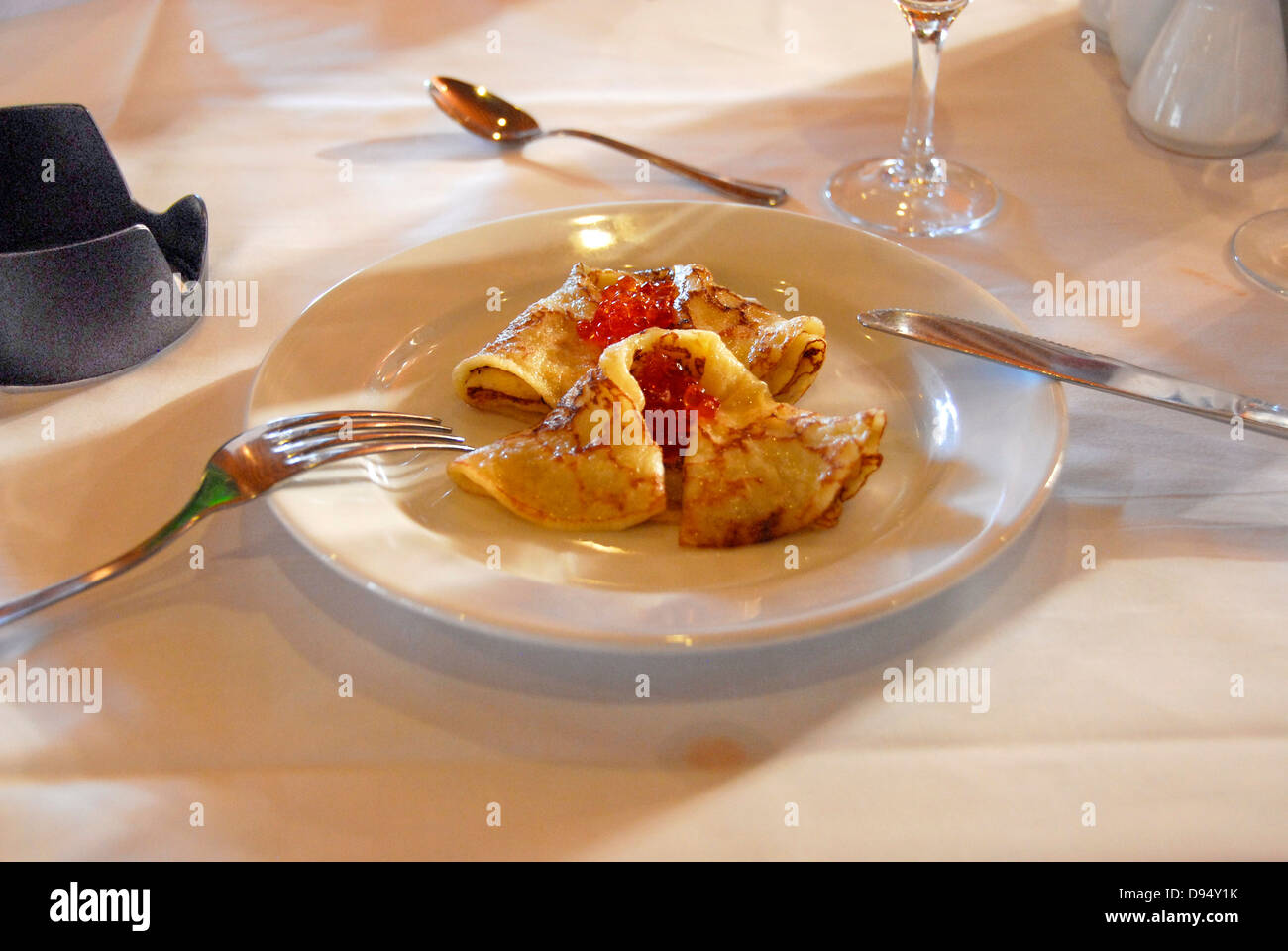 Blintzes et du caviar dans un restaurant dans la ville portuaire de Yalta, en Crimée, sur la mer Noire. Banque D'Images