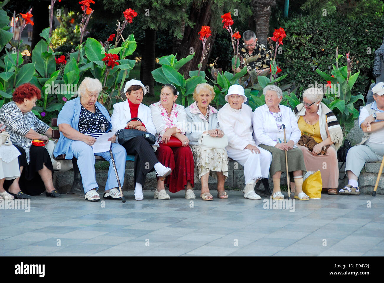 Les vieux assis à la ville portuaire de Yalta, en Crimée, sur la mer Noire. Banque D'Images
