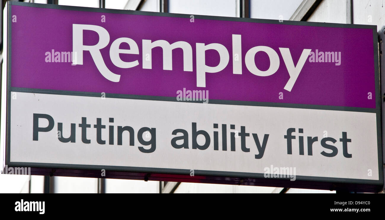 Remploy travailleurs handicapés demandeurs d'emploi Les bureaux de l'agence à fermer des usines licenciements sign Banque D'Images