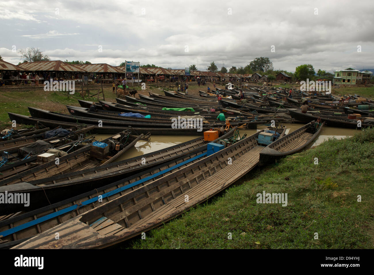 Longs bateaux parking au marché Pan Nam au lac Inle Banque D'Images