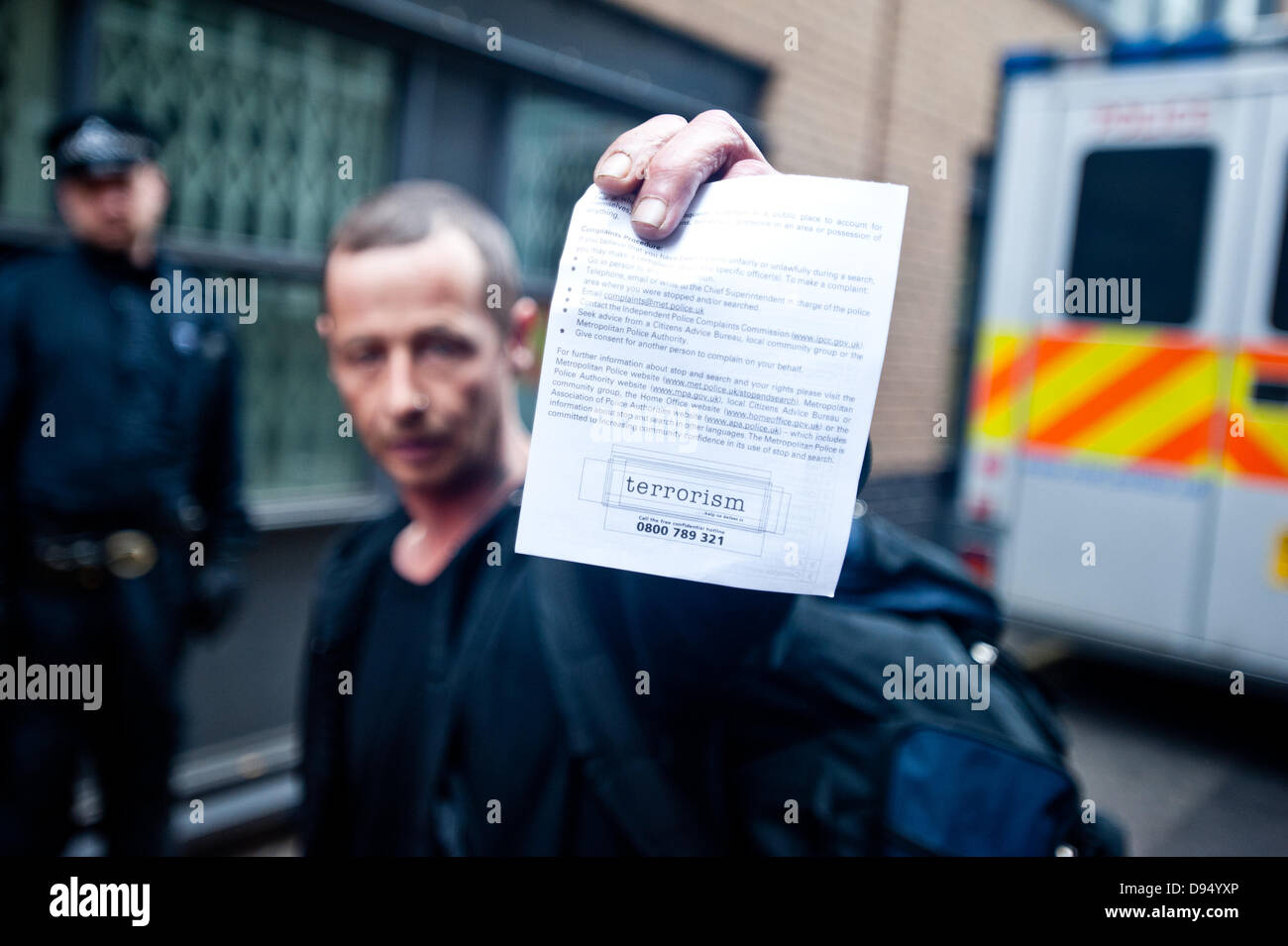 Londres, Royaume-Uni - 11 juin 2013 : un arrêt G8 protestataire est titulaire d'un 'Stop à la recherche et à l'avance pour le terrorisme après avoir été expulsés de l'immeuble squatté de la rue bec, à l'ouest de Londres. Banque D'Images