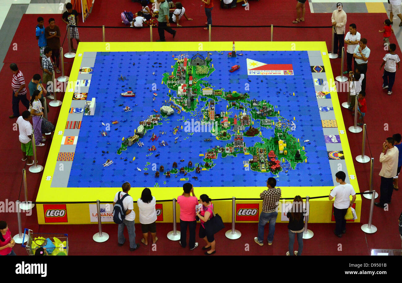 Davao City, Philippines. 11 juin 2013. Carte des Philippines et les repères faits de 50 000 pièces de Lego est exposé dans un centre commercial dans la ville de Davao, Philippines du Sud, 11 juin 2013. La première et la plus importante exposition Lego à Mindanao est partie de l'année 115e jour de l'indépendance Fête des Philippines. Credit : Eli Ritchie Tongo/Alamy Live News Banque D'Images