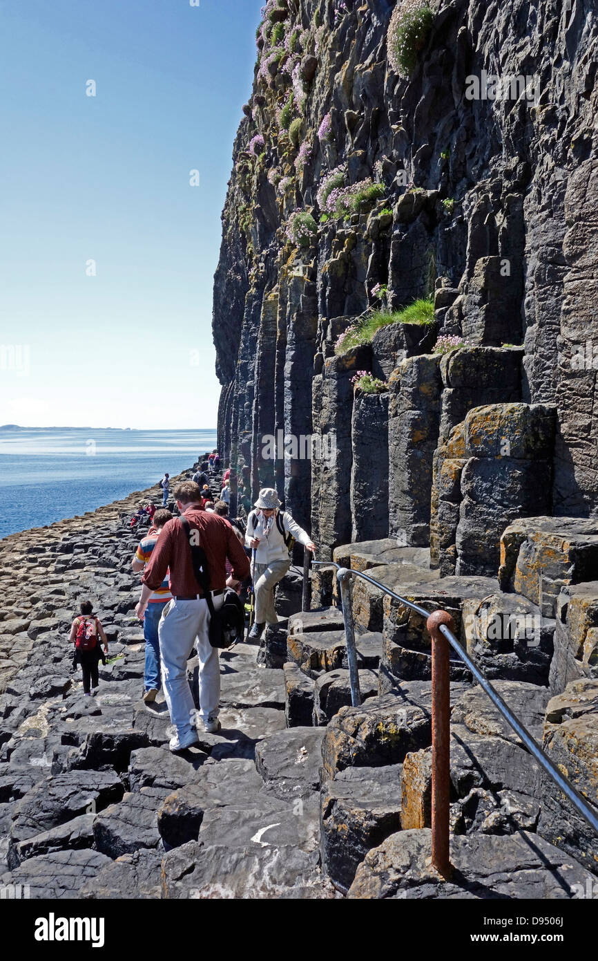 Les visiteurs sur l'île de Staffa écossais sont à négocier le chemin étroit vers et à partir de la Grotte de Fingal, à l'extrémité sud de l'île Banque D'Images