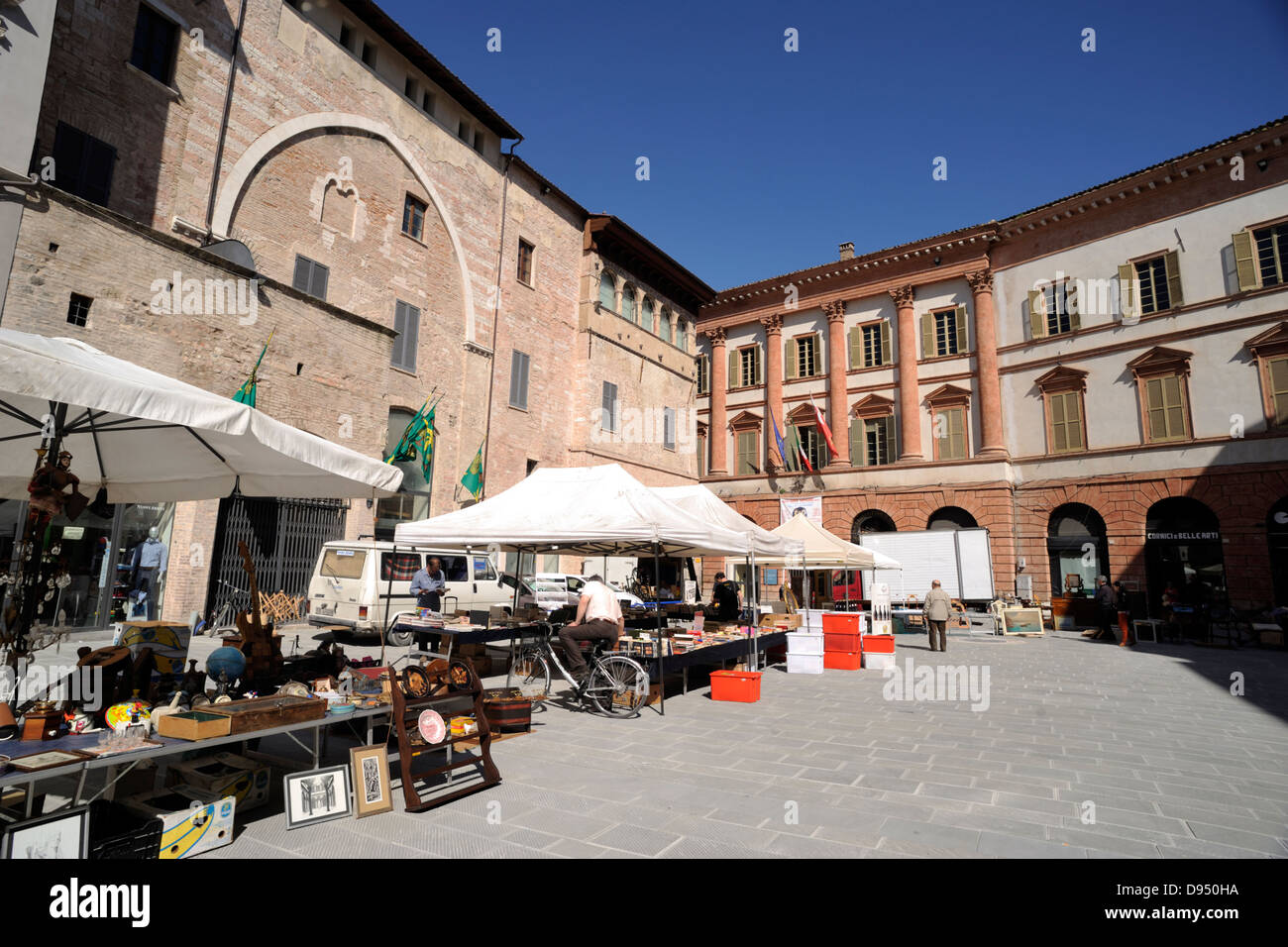 Italie, Ombrie, Foligno, Piazza della Repubblica, marché aux puces et Palazzo Trinci (à droite) Banque D'Images