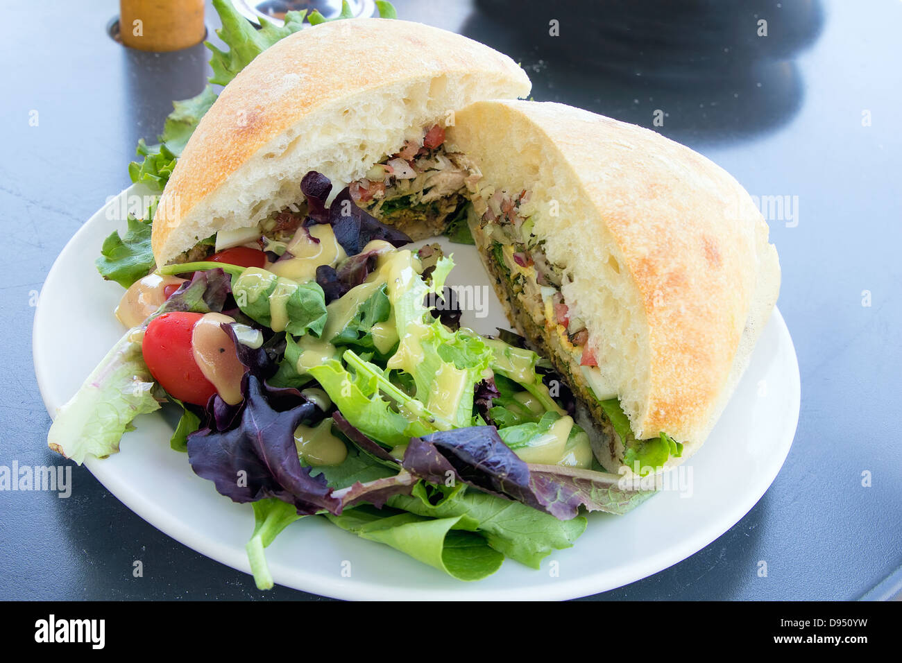 Sandwich à la salade de thon et légumes pain ciabatta Salade verte avec des tomates closeup Banque D'Images