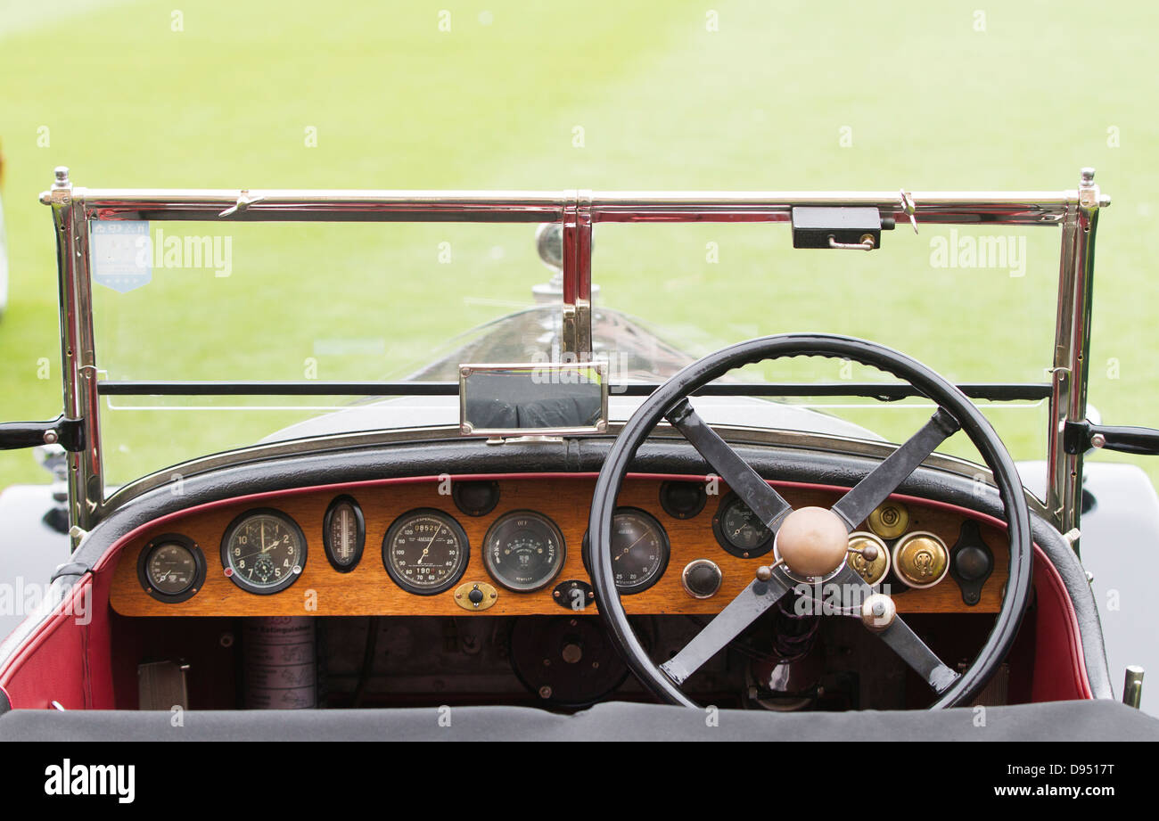 Tableau de bord de l'intérieur d'une voiture classique en photo à l'extérieur. Banque D'Images