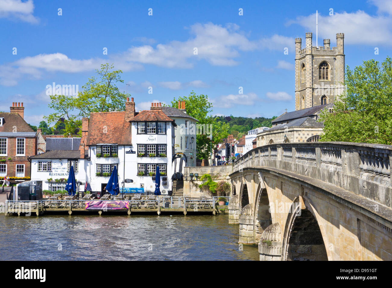 Henley-on-Thames The Angel on the Bridge pub by Henley Bridge over the River Thames Henley-on-Thames Oxfordshire England UK GB Europe Banque D'Images