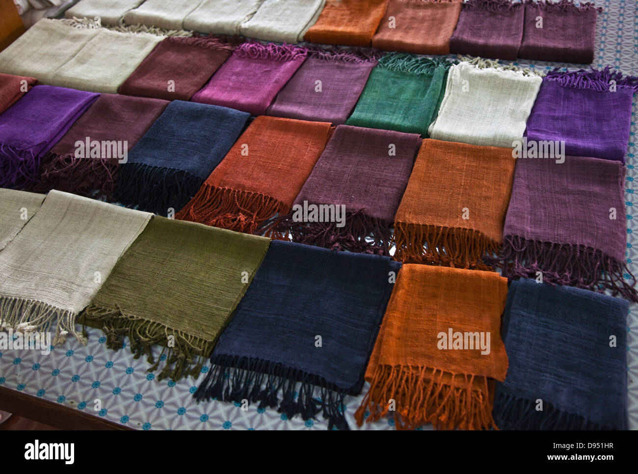 Le tissage de soie LOTUS en fil et du tissu et des vêtements des tiges de  la plante de lotus est une industrie locale de Photo Stock - Alamy