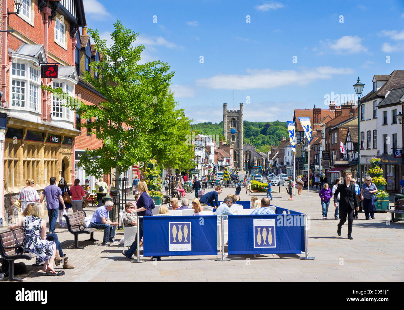 Henley-on-Thames boutiques cafés et entreprises dans la rue Market place Hart Henley-on-Thames Oxfordshire Angleterre GB UE Europe Banque D'Images