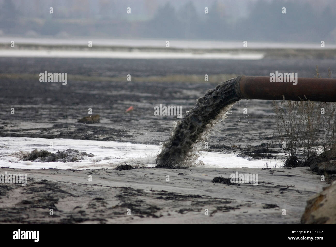 Une sortie près du tuyau d'Patnów thermique au charbon dont les cheminées sont visibles dans l'arrière-plan. Banque D'Images