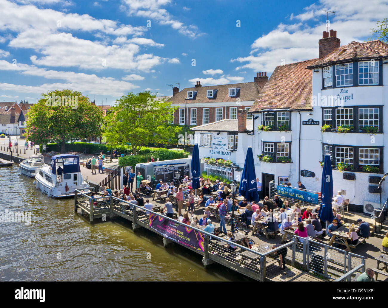 Henley-on-Thames The Angel pub by Henley Bridge over the River Thames Henley-on-Thames Oxfordshire Angleterre GB Europe Banque D'Images