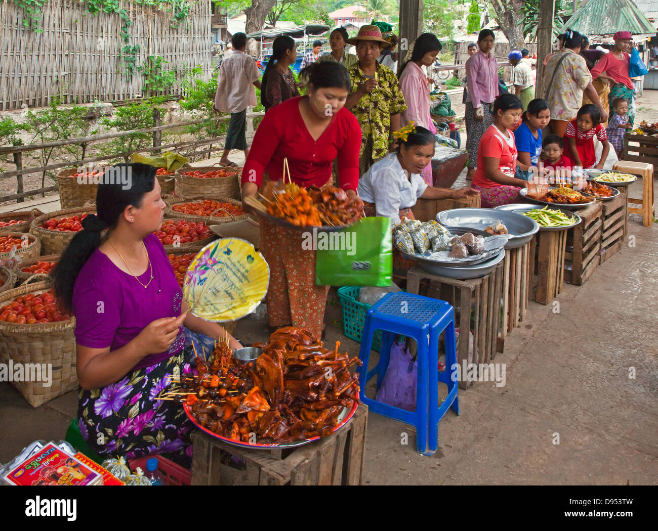L'alimentation est vendu à une station de train sur la route de pyin u lwin à Hsipaw - Myanmar Banque D'Images