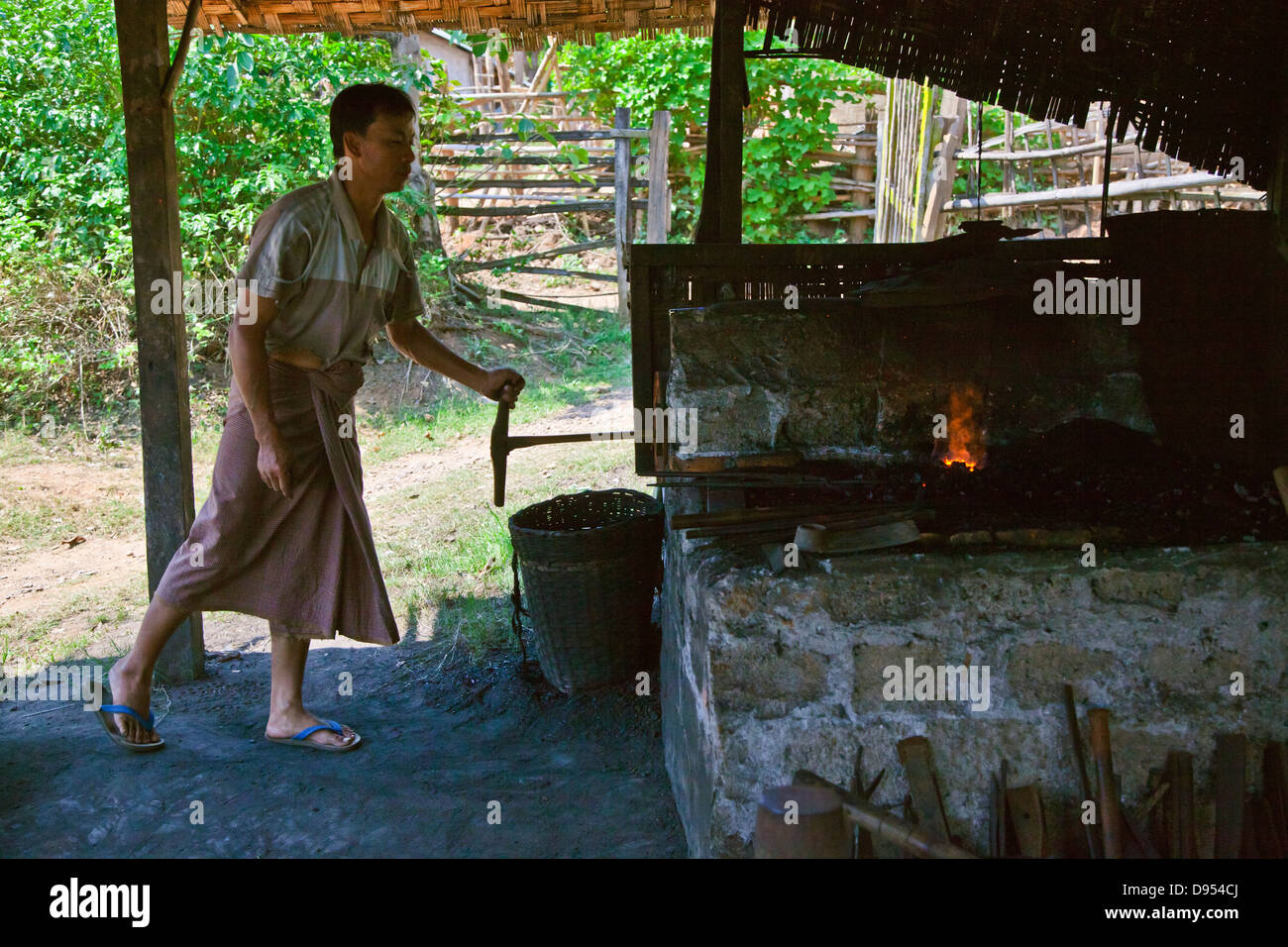 Un forgeron travaille son soufflet - HSIPAW, MYANMAR Banque D'Images