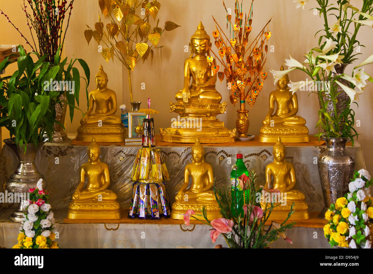 Des statues de Bouddha à un couvent bouddhiste - HSIPAW, MYANMAR Banque D'Images