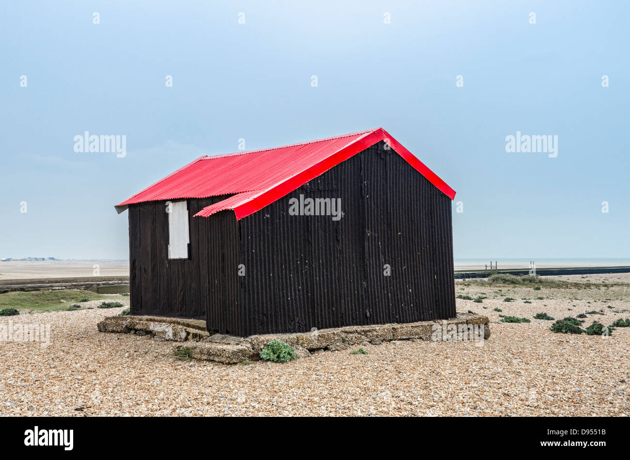 L'abri de rouge. Une crevette catchers shed faites de tôles ondulées. Rye Harbour, Sussex Banque D'Images