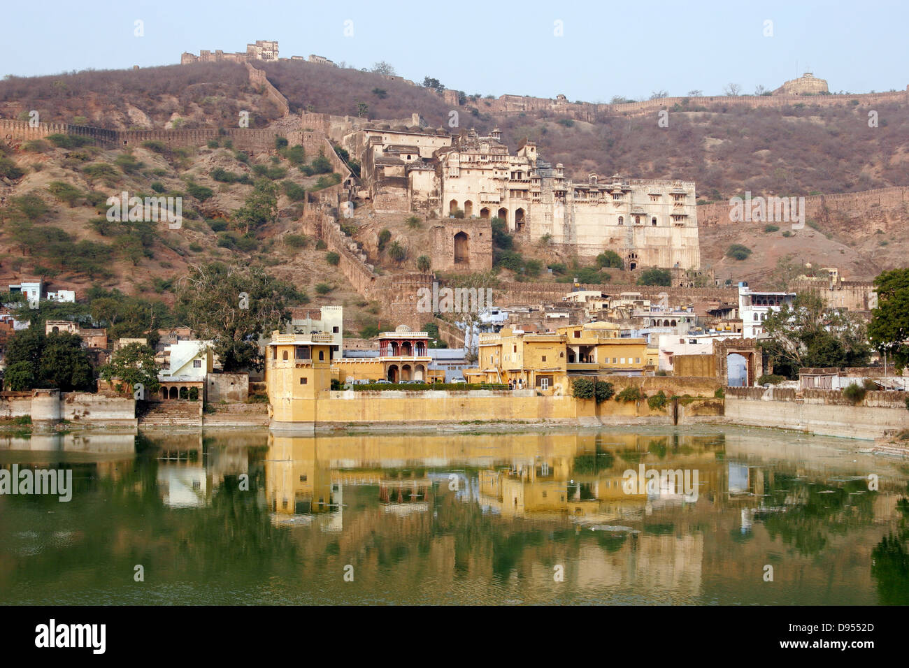 Bundi Palace et Taragarh Fort sur la colline derrière Nawal Sagar Lake, Rajasthan, Inde Banque D'Images