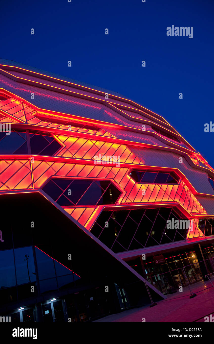 Pré - Soirée d'ouverture de l'extérieur à temps partiel Première Direct Arena, Leeds. Shots montrent les couleurs du lieu la nuit. Banque D'Images