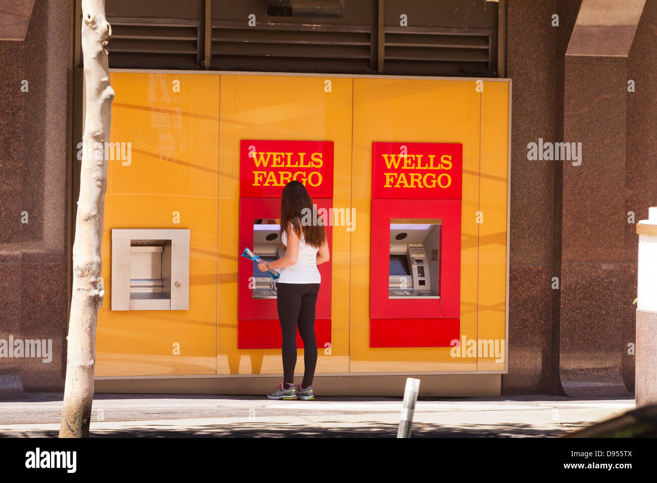 Femme à l'aide de la Wells Fargo ATM - USA Banque D'Images