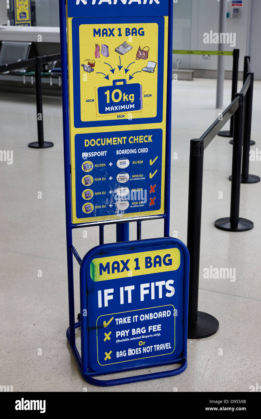 Vérifier l'indicateur de la taille des bagages ryanair terminal de  l'aéroport de Dublin 1 Irlande Photo Stock - Alamy
