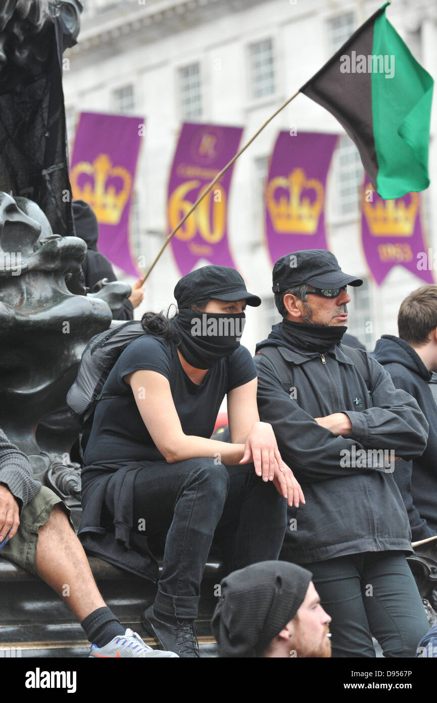 Piccadilly Circus, Londres, Royaume-Uni. 11 juin 2013. Les manifestants masqués capitaliste anti dans Piccadilly Circus dans une protestation contre le sommet du G8. Les manifestants au sommet du G8 dans le centre de Londres. Crédit : Matthieu Chattle/Alamy Live News Banque D'Images