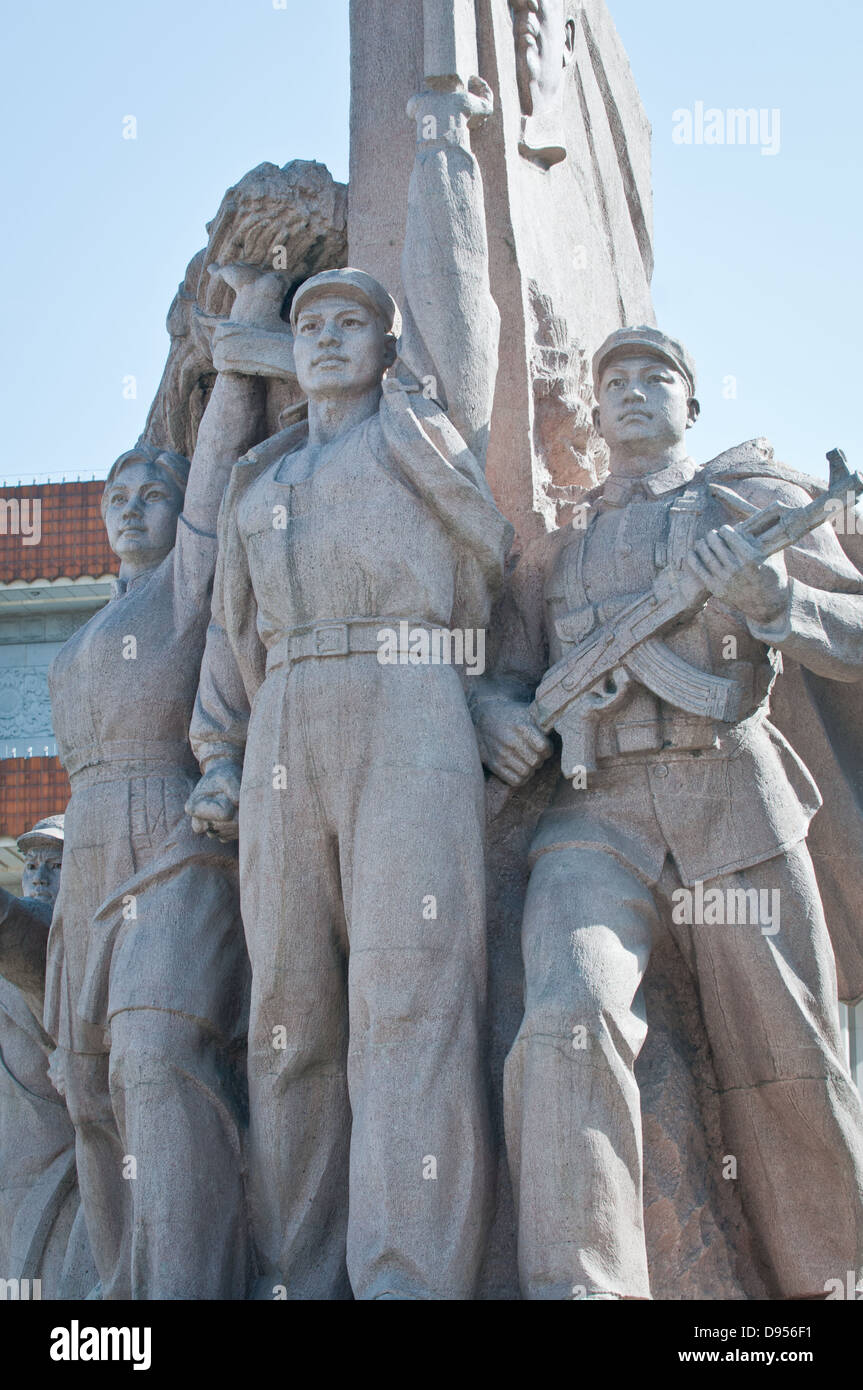 Monument révolutionnaire en pierre en face du mausolée de Mao Zedong sur la place Tiananmen à Pékin, Chine Banque D'Images