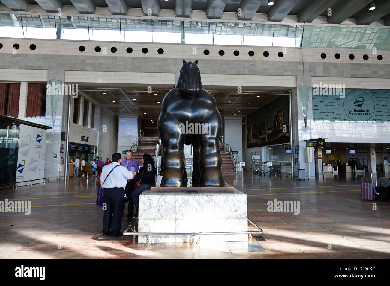 Black Horse sculpture de Botero au terminal de l'aéroport El Prat de barcelone catalogne espagne 2 Banque D'Images
