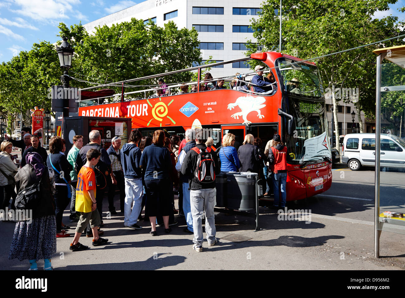 L'embarquement des touristes occupés open top tours de ville barcelone catalogne espagne Banque D'Images