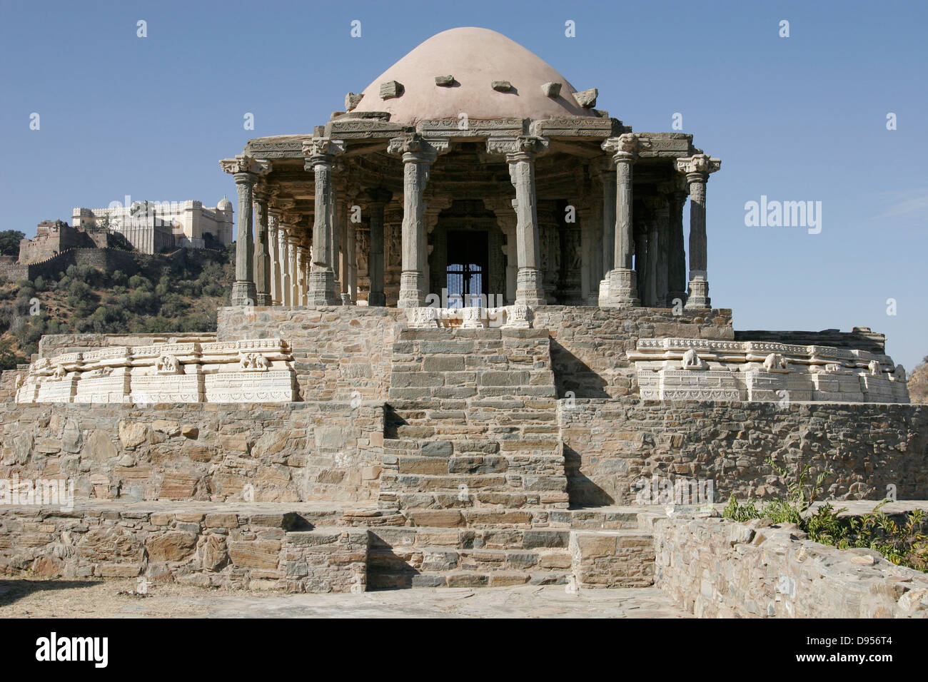 L'un des temples et palais à l'intérieur de la colline Kumbalgarh fort, Rajasthan, Inde Banque D'Images